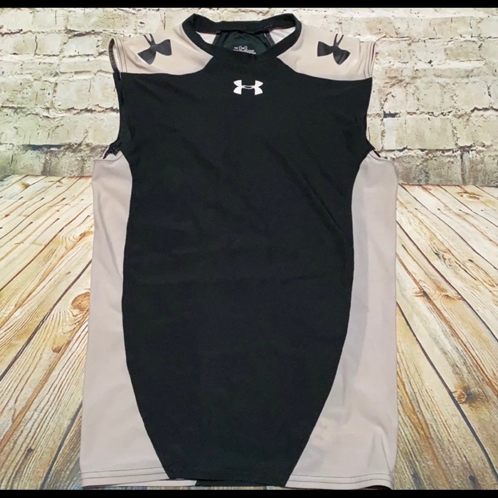 Under Armour Medium 
Sleeveless Muscle Shirt
Black and white